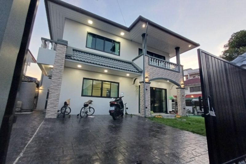 ให้เช่าบ้านเดี่ยว 2ชั้น มบ.ฐานทอง Renovate ใหม่ เฟอร์ครบ เฉลิมพระเกียรติ ร.9 ซอย54 เนื้อที่ 65 ตรม บ้านตกแต่งครบ รีโนเวมใหม่ พร้อมอยู่