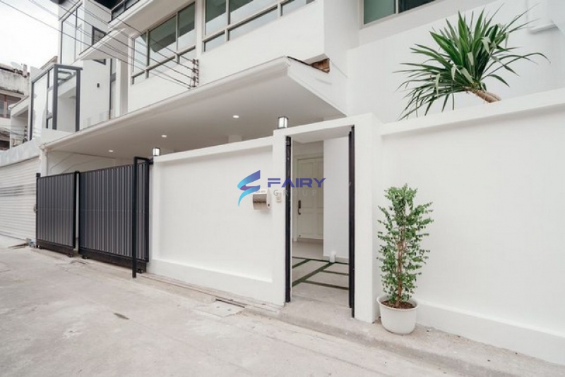 ขาย Townhome 3 ชั้น 48 ตรวา ซอยสุขุมวิท 15 ทำเลดี เพียง 1 นาทีถึง โรงเรียนนานาชาติ NIST และ 5 นาที ถึง BTS อโศก